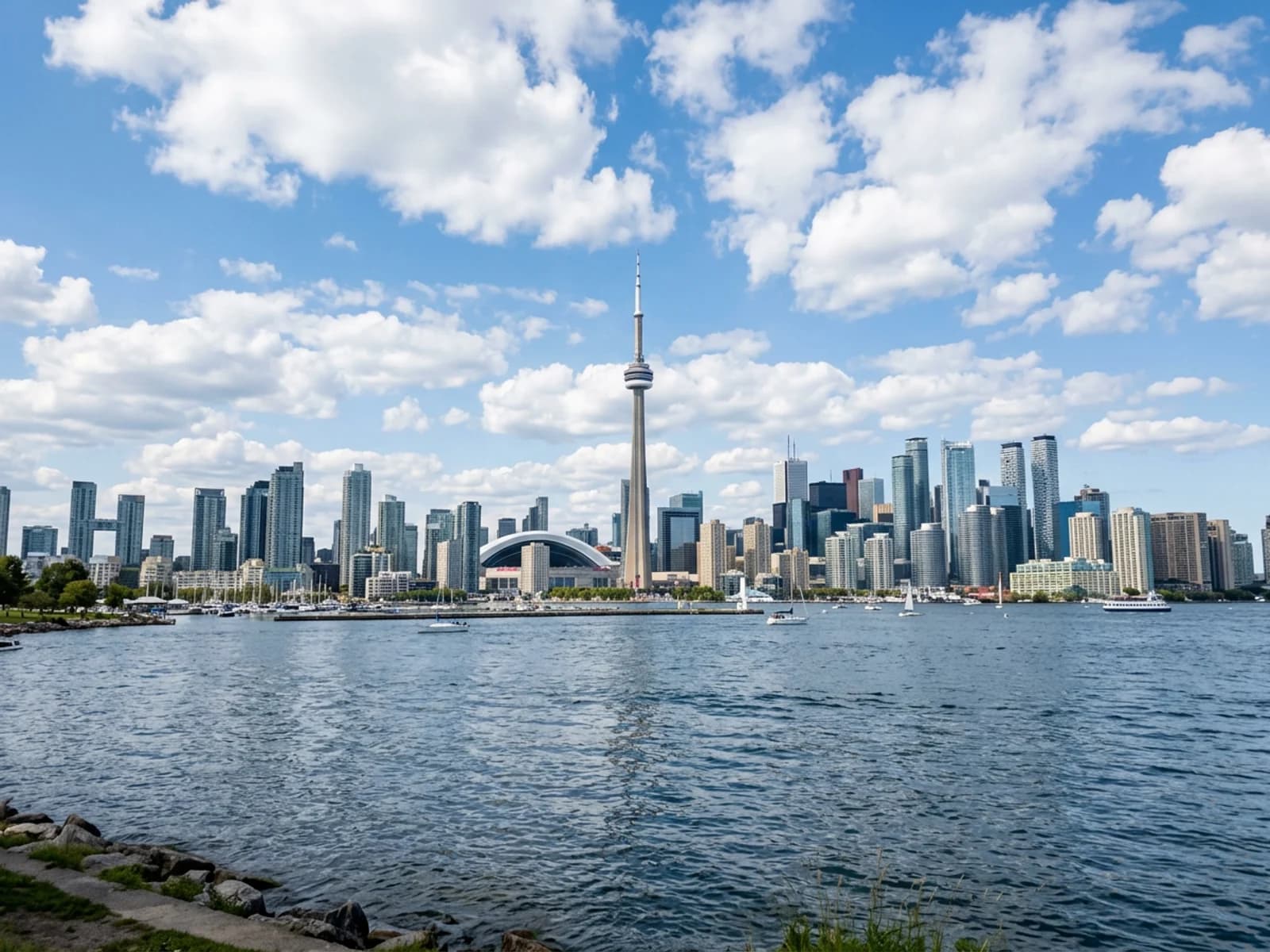 La tour CN et le panorama du centre-ville de Toronto.